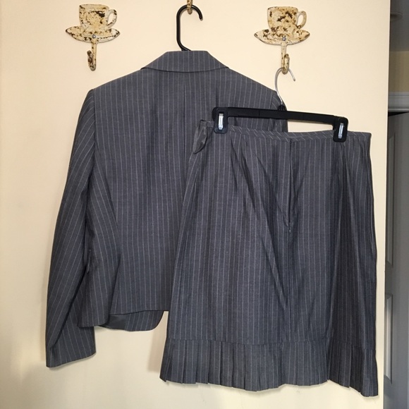 GUC Tahari Suit 🛍 - Picture 2 of 2